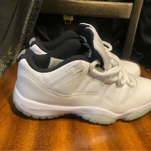 Jordan 11 retro low legend blue